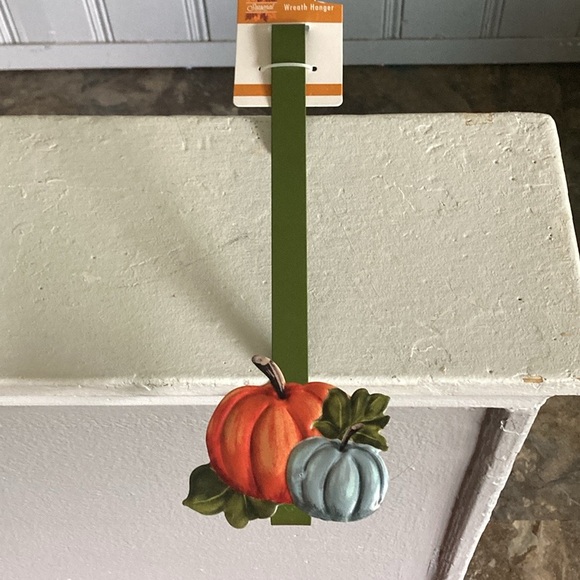 NWT- Fall Farmhouse- Green Metal w/ Orange & Blue Pumpkins Wreath Hanger - Picture 8 of 15